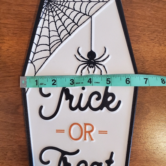 NWT Trick or Treat Metal Coffin Shaped Sign with Stand - Picture 4 of 6